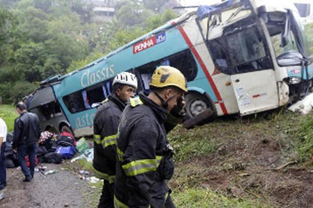 40 de morţi după ce un autobuz a căzut într-o prăpastie