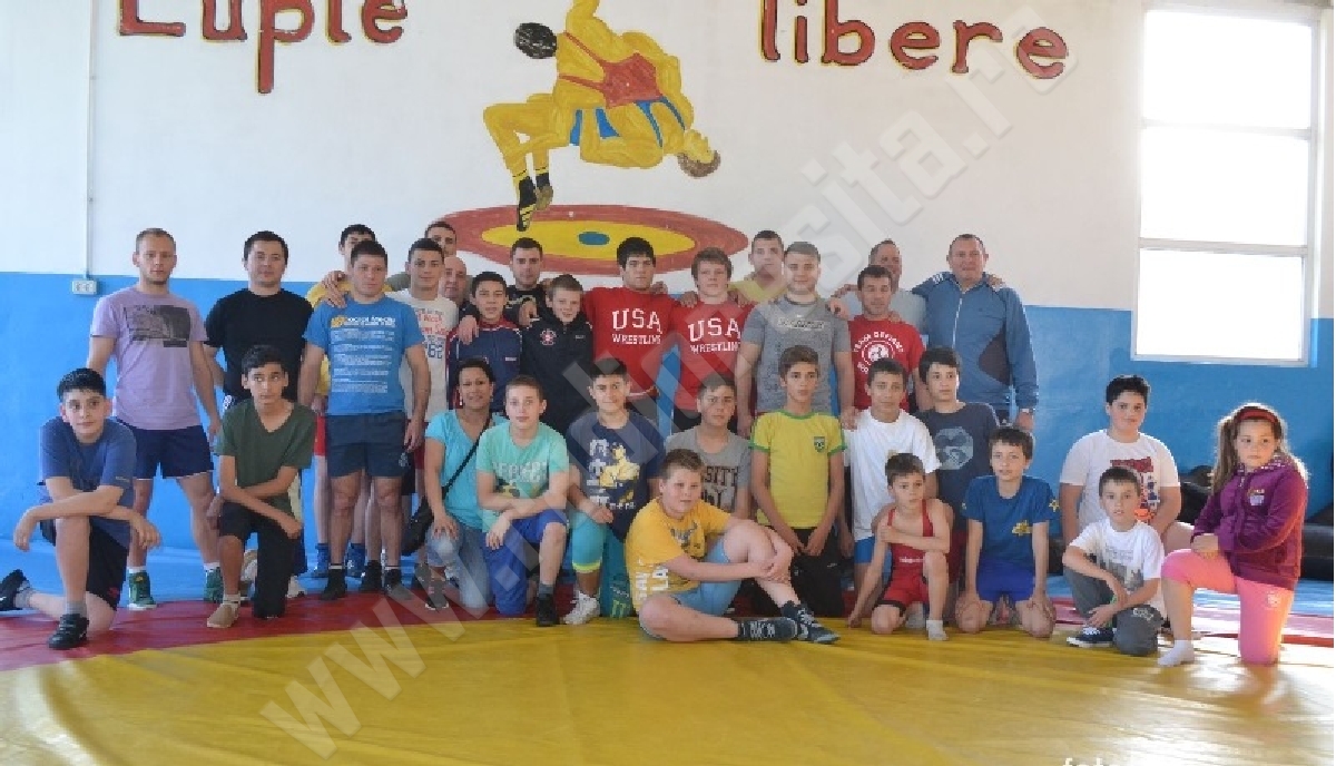 luptatorii resiteni alaturi de sportivi din SUA