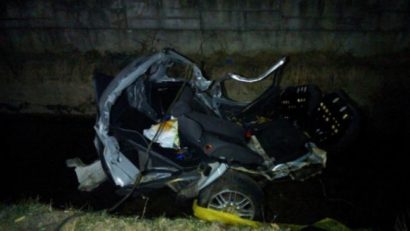 [FOTO] Accident terifiant. Trei tineri au murit, iar alţi doi au fost răniţi, după ce maşina lor s-a rupt în două