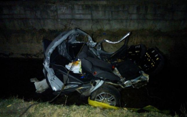 [FOTO] Accident terifiant. Trei tineri au murit, iar alţi doi au fost răniţi, după ce maşina lor s-a rupt în două