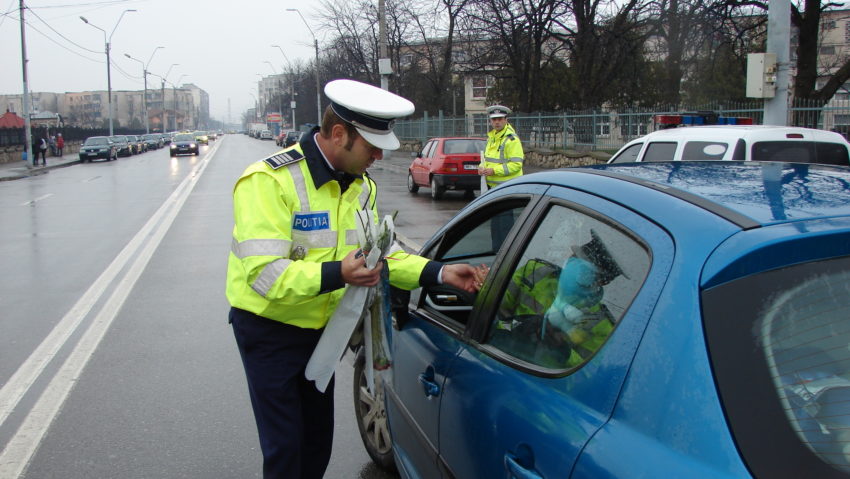 De 1 Martie, flori, mărțișoare şi sfaturi utile pentru domnişoarele şi doamnele din trafic