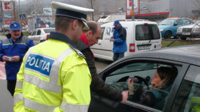 [FOTO] Poliţiştii rutieri au înlocuit procesele-verbale cu mărţişoare de 1 Martie