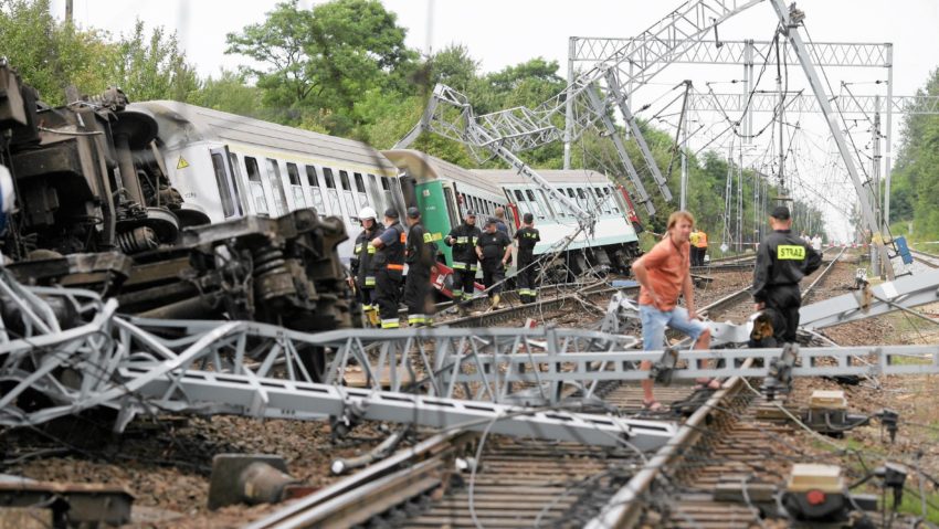 Un tren de călători a deraiat, provocând moartea a 26 de persoane