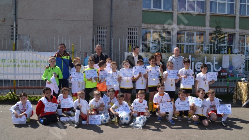 [Foto] Cupa Primăverii la fotbal juvenil, ediţia I, a avut loc la Şcoala Gimnazială nr. 8 Reşiţa