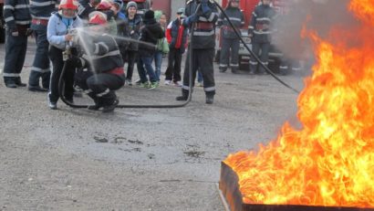 [FOTO] Să ştii mai multe, să fii mai bun alături de pompierii cărăşeni