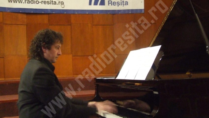 [FOTO][AUDIO] „Pianul călător” în premieră la Reşiţa