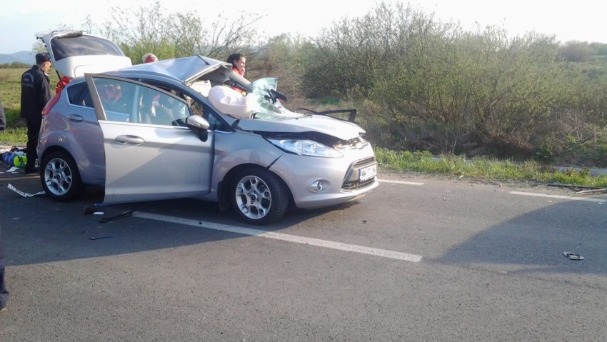 Trei persoane, mamă, tată şi un copil şi-au pierdut viaţa într-un accident