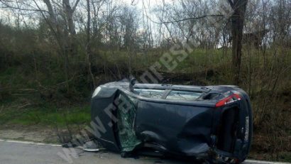 [FOTO] Accident la km 8. Viteza l-a scos în decor