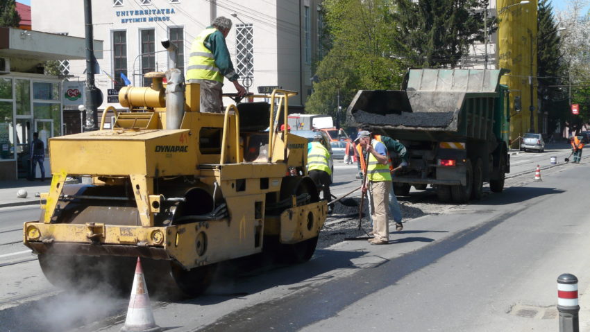 [FOTO] Atenţie, şoferi! Se asfaltează carosabilul din Reşiţa