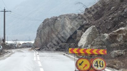 Traficul rutier pe DN 57, din Clisura Dunării, a fost reluat pe un singur fir