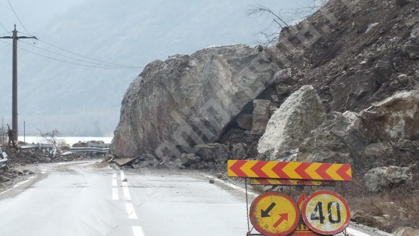 Circulație îngreunată în Clisura Dunării din cauza unor stânci căzute pe carosabil