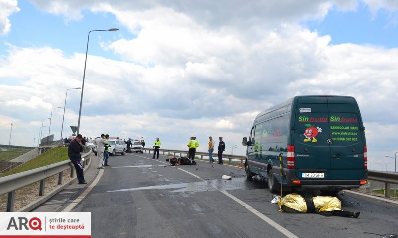 [FOTO] Un motociclist de 22 ani a murit sub roțile unui microbuz