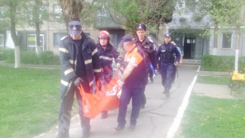 [FOTO] Pompierii au spart uşa unui apartament pentru a salva o bătrână