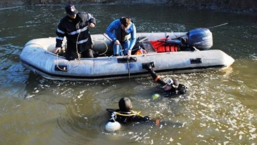 Tânărul care a plonjat cu maşina în Dunăre a fost găsit mort