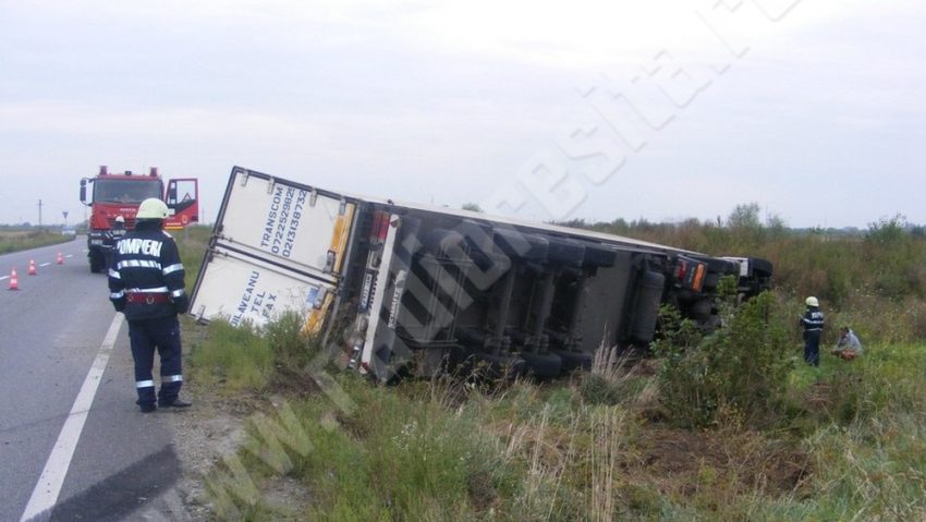 Pasager mort, după ce un TIR s-a răsturnat pe DN56