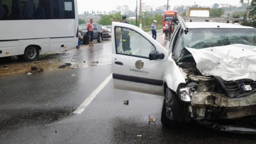 Accident în care a fost implicat un autobuz şi două autoturisme