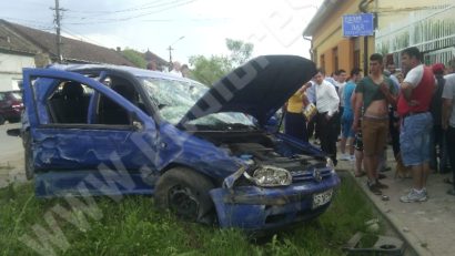 [EXCLUSIV] Un autoturism a lovit o femeie pe trotuar în Caransebeş