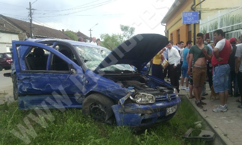 [EXCLUSIV] Un autoturism a lovit o femeie pe trotuar în Caransebeş