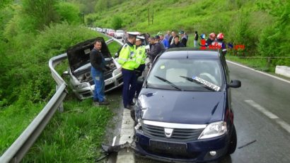 Accident la Moniom. Două maşini s-au făcut praf