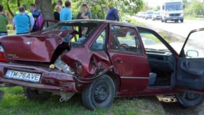 Accident la Belinţ! Doi răniţi şi o maşină şifonată