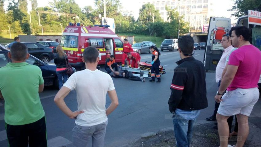 Accident grav! Doi tineri au fost loviți în plin pe trecerea de pietoni