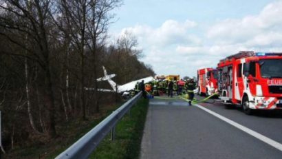 Patru oameni au murit, după ce un avion s-a prăbuşit pe o autostradă