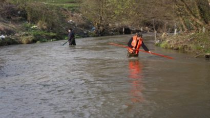 Copil în stare gravă, după ce a căzut într-un iaz amenajat în spatele casei