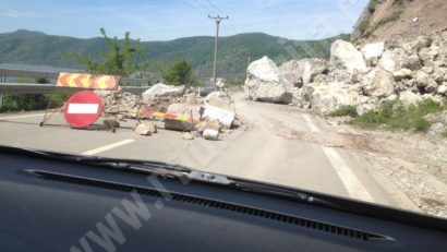 [FOTO] Căderile de stânci pe DN 57 au oprit circulaţia în Clisura Dunării