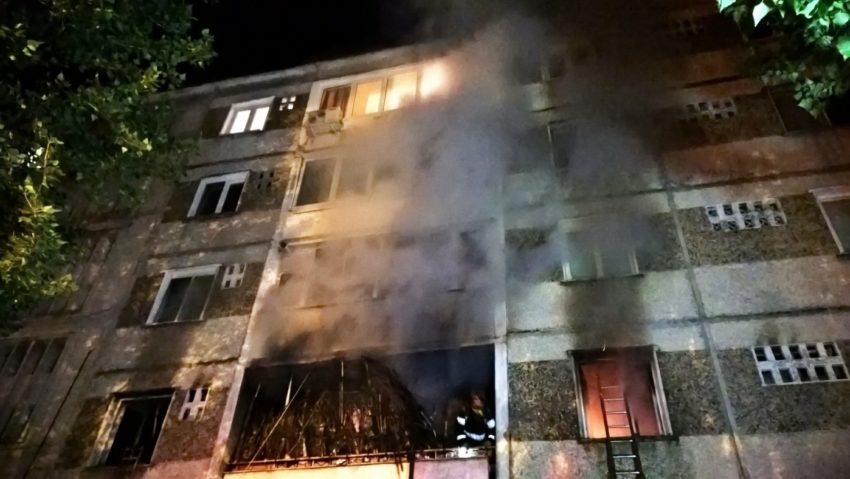 [FOTO] Locatarii unui bloc au fost evacuaţi din calea flăcărilor