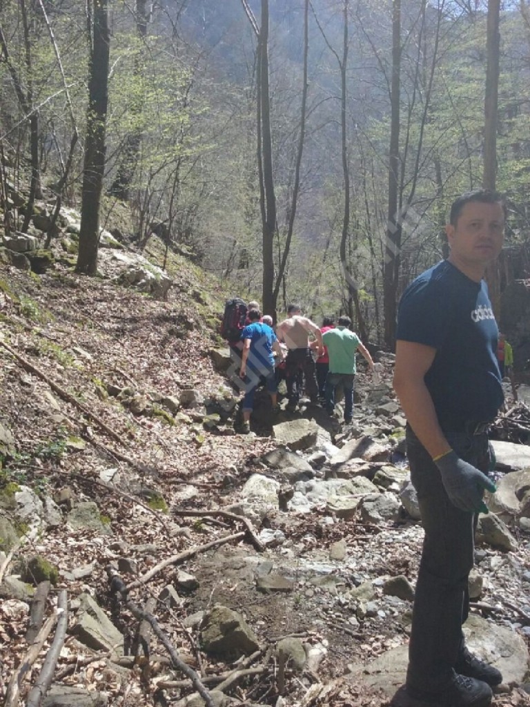 prapastie-salvamont-turista-baile-herculane-12