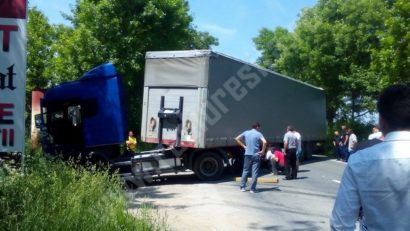 [EXCLUSIV] Drumul care face legătura între Reşiţa şi Caransebeş, blocat de un tir