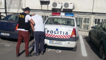 Un şofer fără permis s-a aruncat într-un râu ca să scape de poliţişti