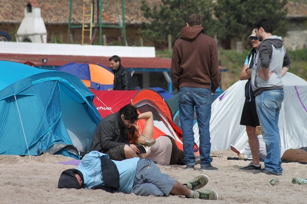 Un tanar doarme pe plaja, in Vama Veche, vineri, 2 mai 2014. Mii de turisti au luat cu asalt încă de miercuri seară statiunile de pe litoral, dornici să se distreze în cele patru zile ale minivacantei de 1 Mai, startul petrecerilor de la malul mării fiind dat la Vama Veche, unde sute de tineri se află pe plajă sau în cluburi. ALEXANDRU RAITA / MEDIAFAX FOTO