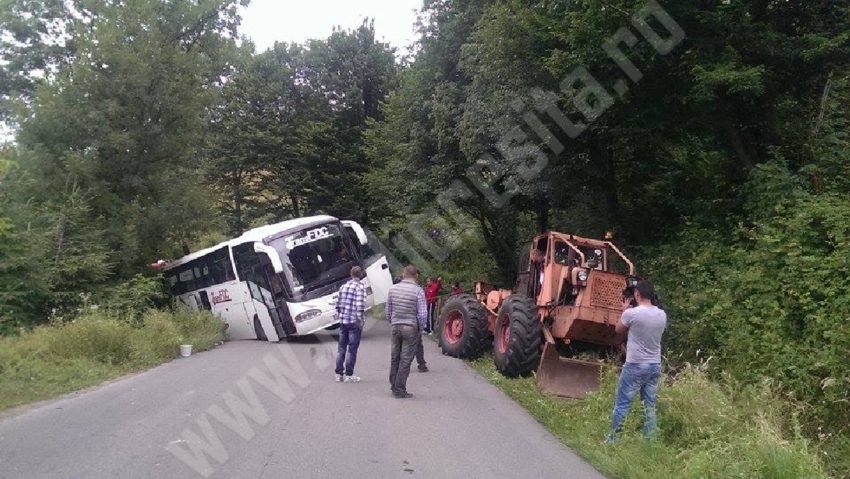 [AUDIO] [FOTO] Un autocar a rămas suspendat pe DJ 582