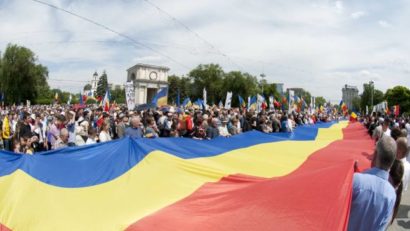 Tricolor românesc de 300 de metri, întins pe un pod peste Prut