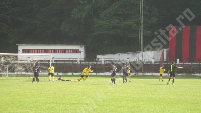 [FOTO] CSM Şcolar Reşiţa – Pandurii Tg. Jiu 3-0, la turneul zonal de fotbal al juniorilor C