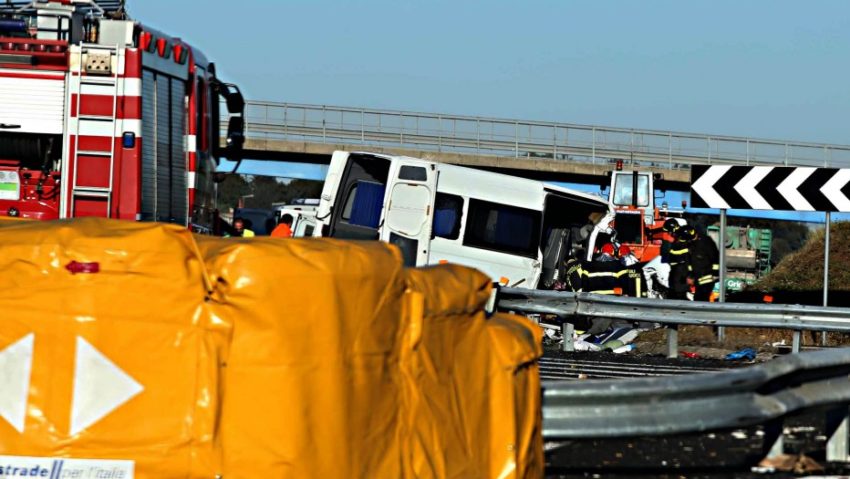 Un autocar cu 50 de români la bord a fost implicat într-un grav accident în Italia