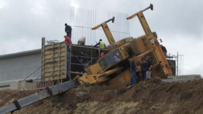 Bărbat în stare gravă după ce s-a răsturnat cu excavatorul