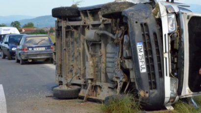 Un camion cu lemne s-a răsturnat în această seară între localitățile Bozovici și Mehadia