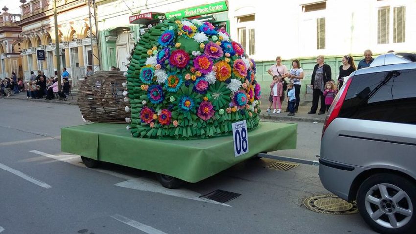 Care alegorice împodobite cu flori şi multe concerte la Carnavalul de la Biserica Albă