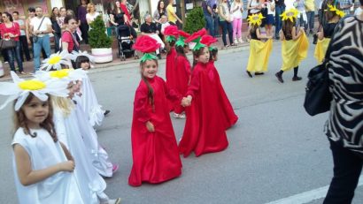 [FOTO] Carnavalul Florilor la Biserica Albă