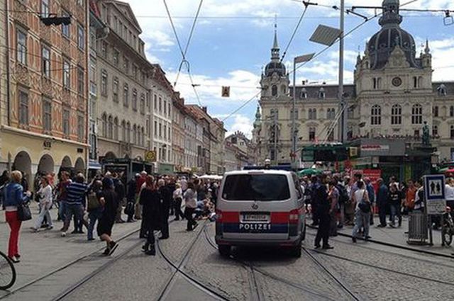 VIDEO – Trei morţi şi aproximativ 50 de răniţi în Austria, după ce un vehicul a intrat în mulţime