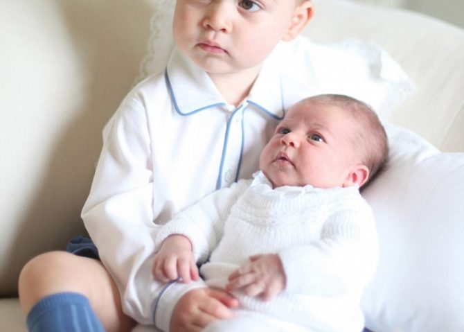 Prinţul George şi Prinţesa Charlotte, fotografiaţi pentru prima dată împreună