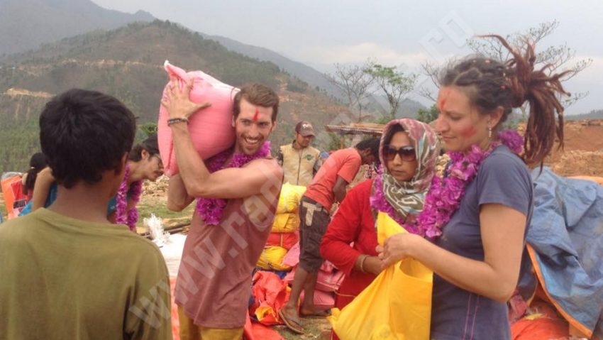 [FOTO] Lugojeanca Thea Vid ajută la reconstrucţia şcolilor din Nepal