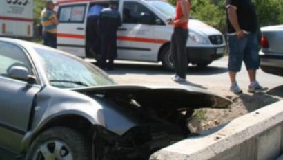 Accident lângă Buchin. Un tânăr vitezoman a intrat cu maşina în parapet