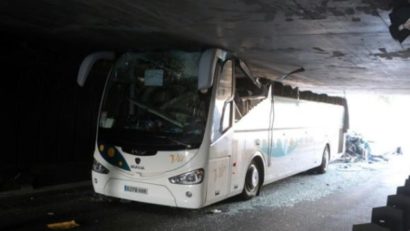 Accident cu şase victime. Acoperişul unui autocar a fost smuls într-un tunel