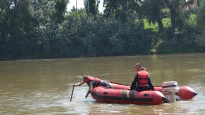 Mobilizare generală: Tânăr căutat în apele Mureşului