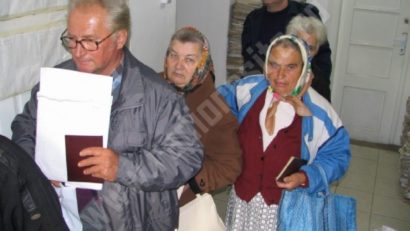 Pensionarii reşiţeni îşi pot ridica tichetele gratuite pentru transportul în comun!