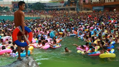 Cea mai aglomerată piscină din lume primeşte zilnic peste 8.000 de vizitatori