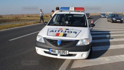 Urmărire cu focuri de armă finalizată cu accident, pe o şosea din vestul ţării